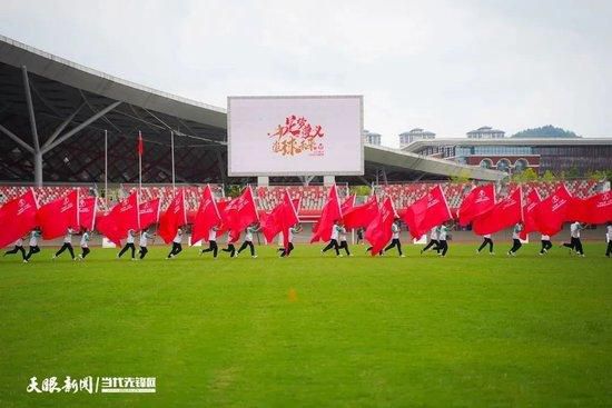 据《马卡报》报道，皇马主帅安切洛蒂与球员及管理层相处和谐，现在这位意大利教头更接近续约皇马。